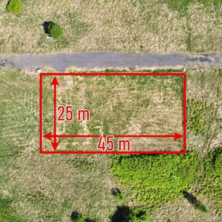 Aerial view of a grassy field with a red-outlined rectangle labeled 45 m wide and 25 m tall.