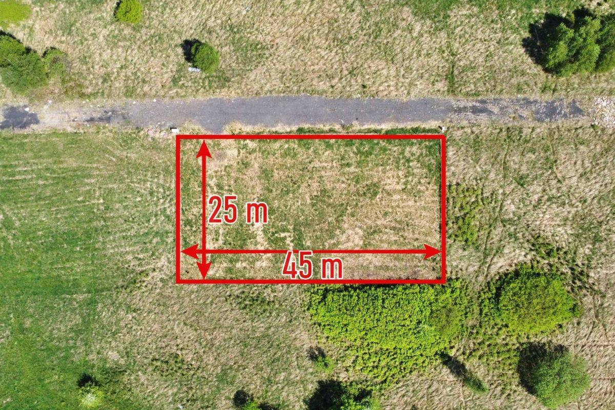 Aerial view of a grassy field with a red-outlined rectangle labeled 45 m wide and 25 m tall.