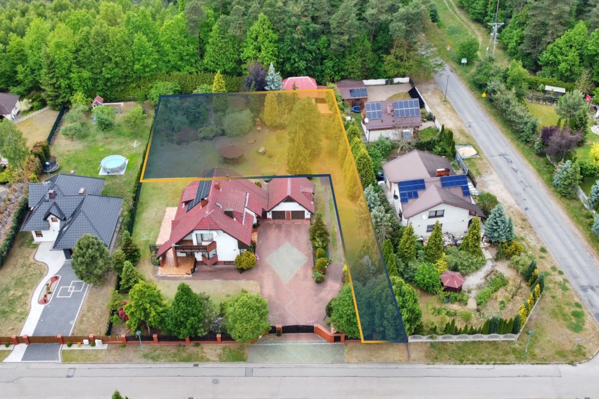 Aerial view of a suburban property with orange boundary outlining the yard and house area.