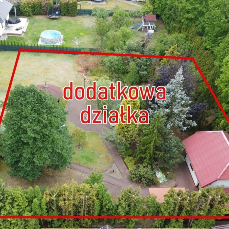 Aerial view of a residential garden outlined in red, labeled 'dodatkowa działka,' with trees, paths and a small building nearby.