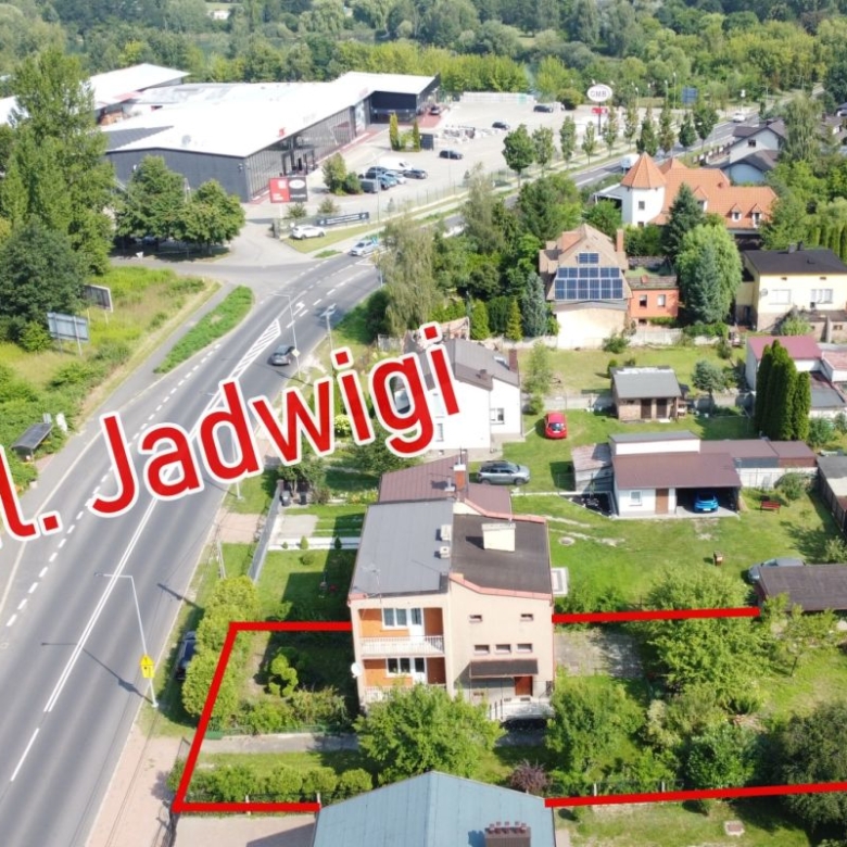Aerial view of a residential area with a house and yard outlined in red along ul. Jadwiġi street; surrounding homes and greenery visible.