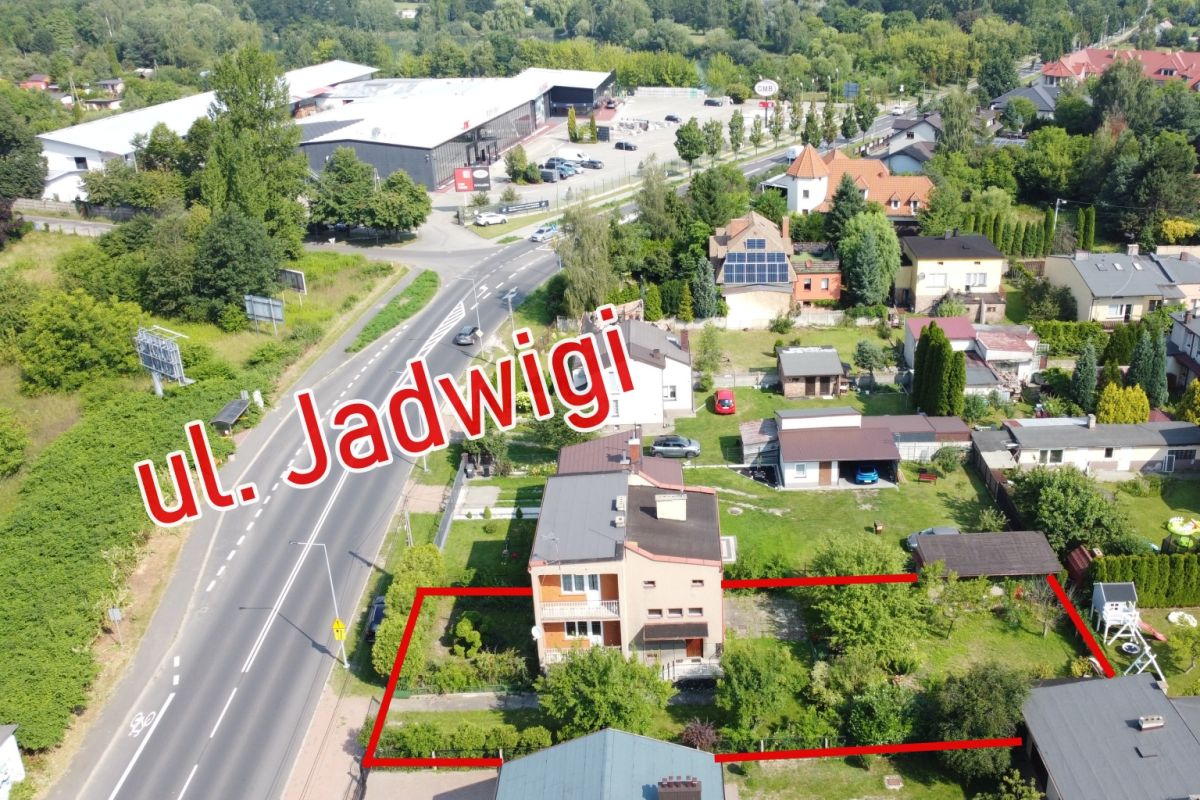 Aerial view of a residential area with a house and yard outlined in red along ul. Jadwiġi street; surrounding homes and greenery visible.