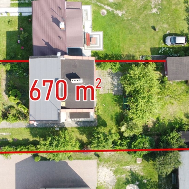 Aerial view of a property with a red outline marking a 670 m² lot in the yard and buildings nearby.