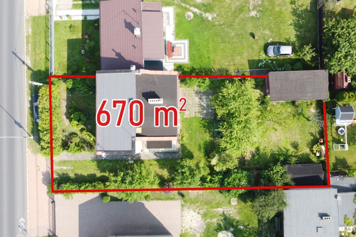 Aerial view of a property with a red outline marking a 670 m² lot in the yard and buildings nearby.